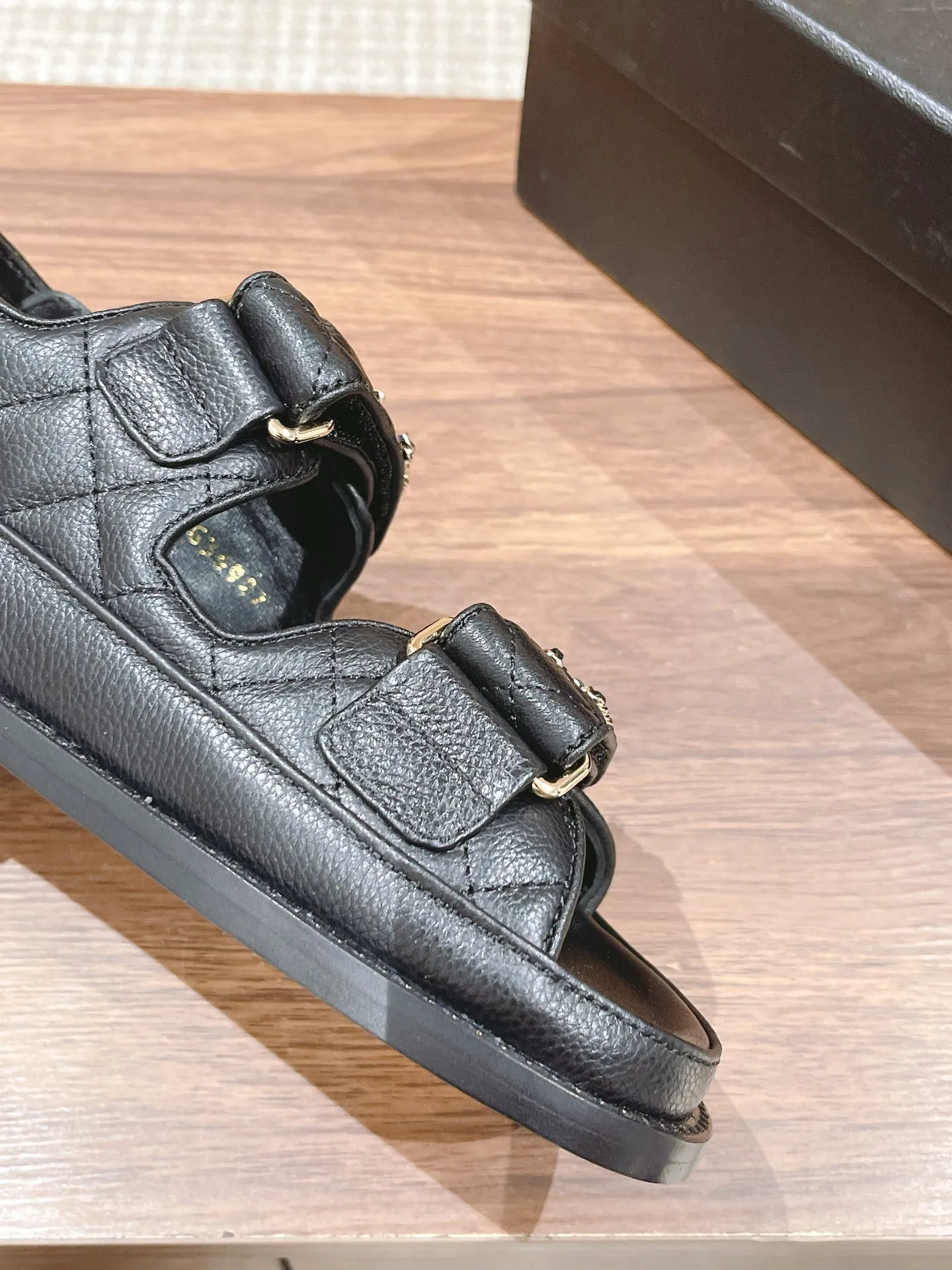 👟👟Ex-factory price 480👟👟 Women's Shoes Women's Clothes #Leather CHANEL Xiaoxiang Sandals/King of Out of Stock at Counters 2023ss hot-selling all-genuine leather Velcro sandals I buy Chanel Velcro sandals every year, a versatile and versatile artifact, durable for summer beaches 🏖️, this spring and summer must-have item! ❶The upper is imported pebbled cowhide/customized original satin, with good texture and delicate leather ❷Mold-opening imported resin logo hardware buckle/Au diamond hardware buckle ❸The lining is imported lambskin, Italian🇮🇹leather outsole ❹Size: 35-40M